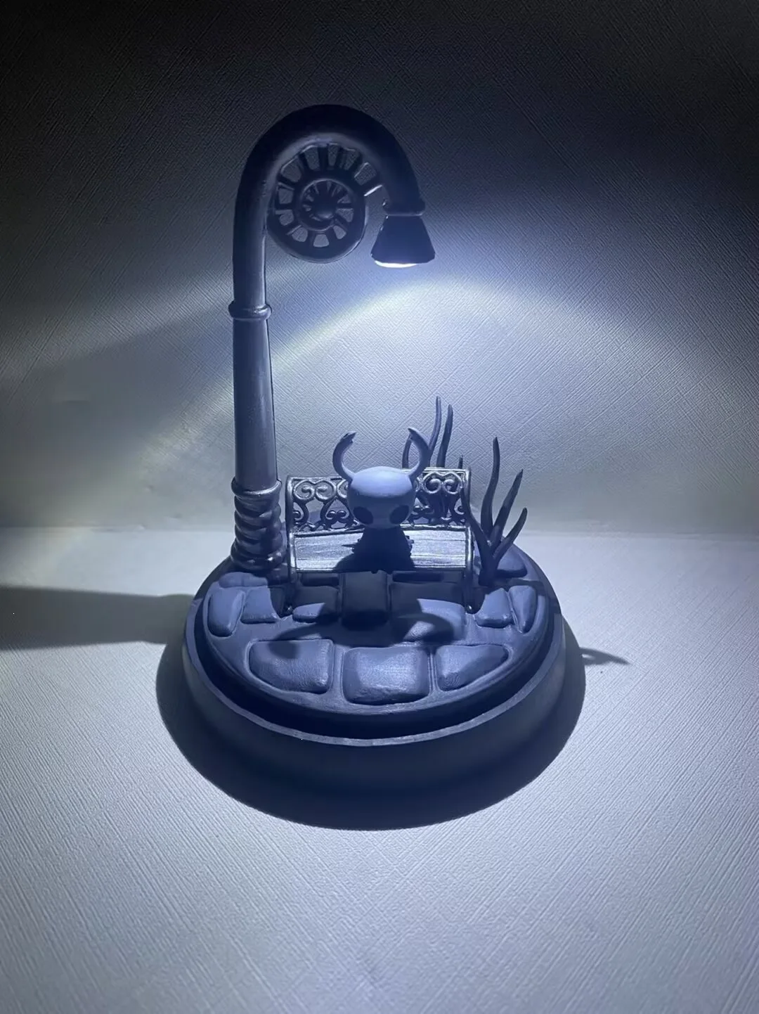 

Hollow Knight Sitting Knight With Street Lamp Luminous Figure Game Peripheral Boxed Ornament 12cm