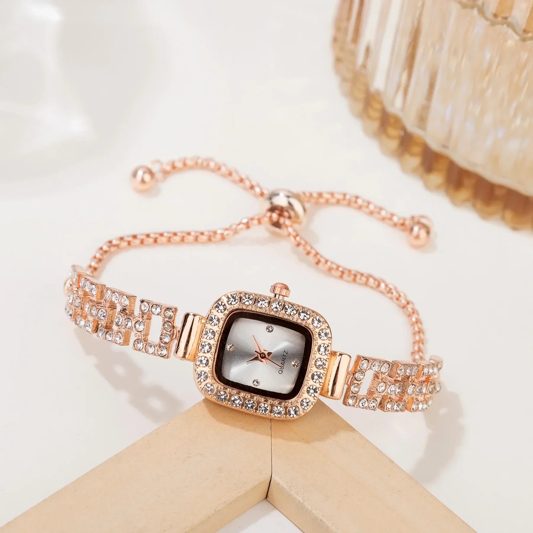 Montre à Quartz en Clip pour Femme, Design Haut de Gamme, Cadran Facile à Lire, Bracelet Brcorporelle, Idéal pour les Événements et les Rendez-vous de Bureau, Nouvelle Collection 2024