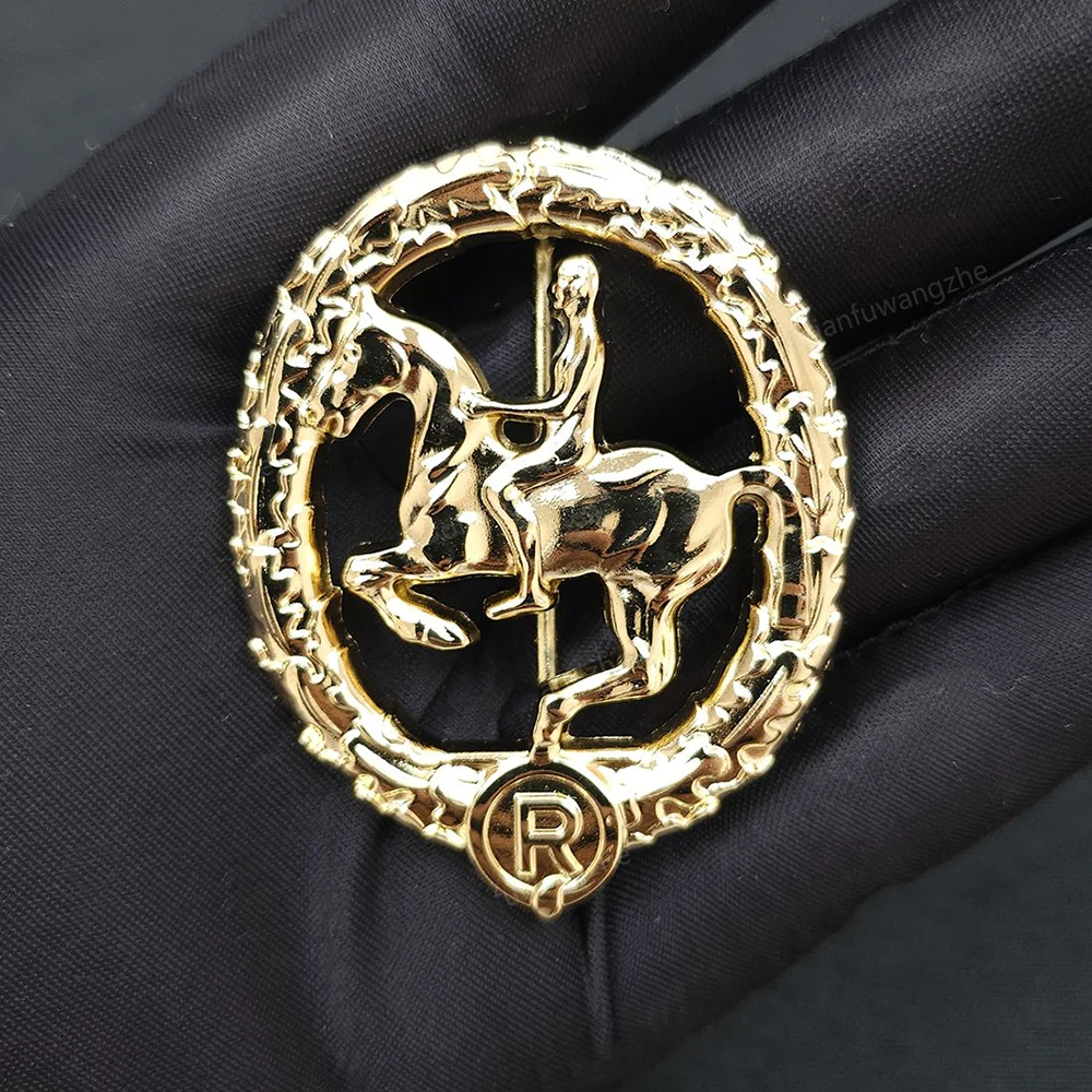 Réplica de Material metálico artesanal, accesorio de insignia de montar, Pin de medalla ecuestre alemana, insignia con hebilla de mariposa, 1 ud.