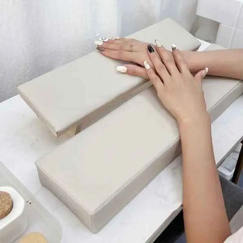 cuscino-per-le-mani-con-design-inclinato-e-base-in-legno-accessorio-per-borse-design-salvaspazio-senza-marchio-registrato-kh224881-pre2011
