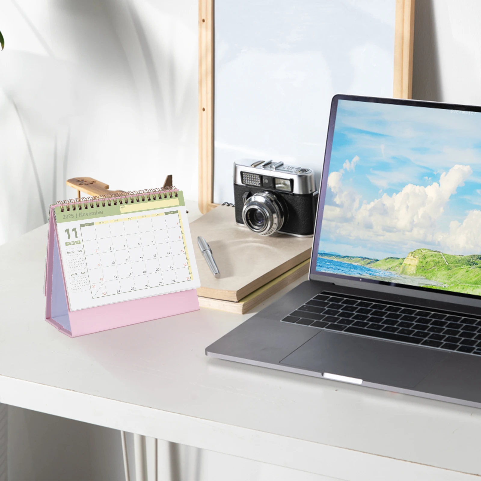 

Настольный календарь на 2026 год. Компактный минималистичный дизайн. Складной стоящий ежемесячный планировщик для офиса и дома. Организация ежедневного расписания.