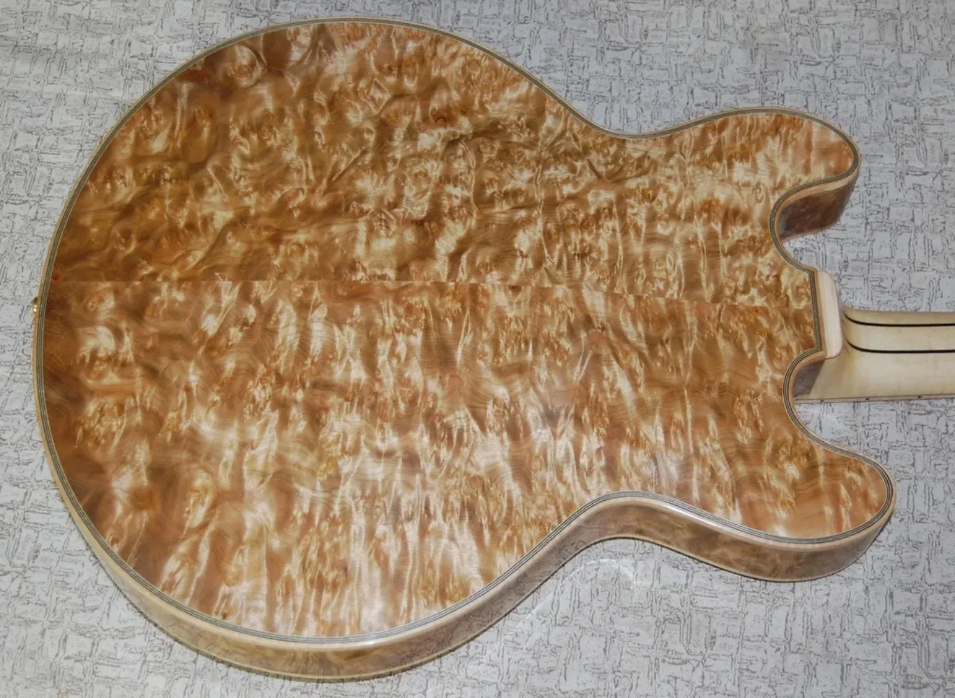 جيتار كهربائي من Archtop Jazz، جسم مجوف من خشب القيقب مع لوحة أصابع من خشب الأبنوس في الصين