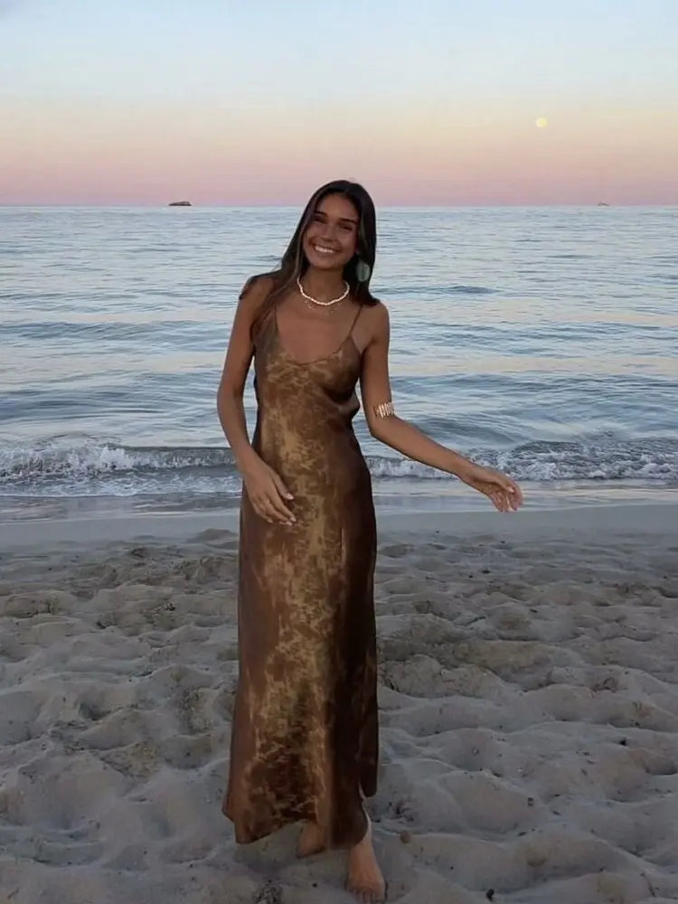 فستان نسائي طويل جديد لصيف 2024 من الحرير الساتان الفاخر، بتصميم مفتوح الظهر ورباط خصر، فستان ميدي بدون حمالات أنيق بياقة على...