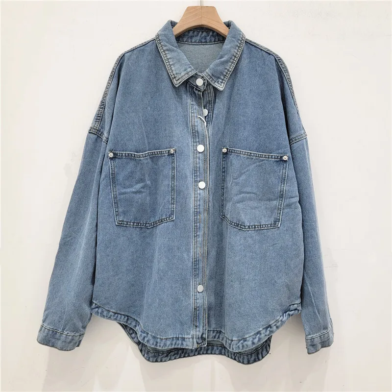 

Мягкая розовая джинсовая куртка: оверсайз, свободный крой и винтажная стирка. Повседневный стиль без усилий в евро.