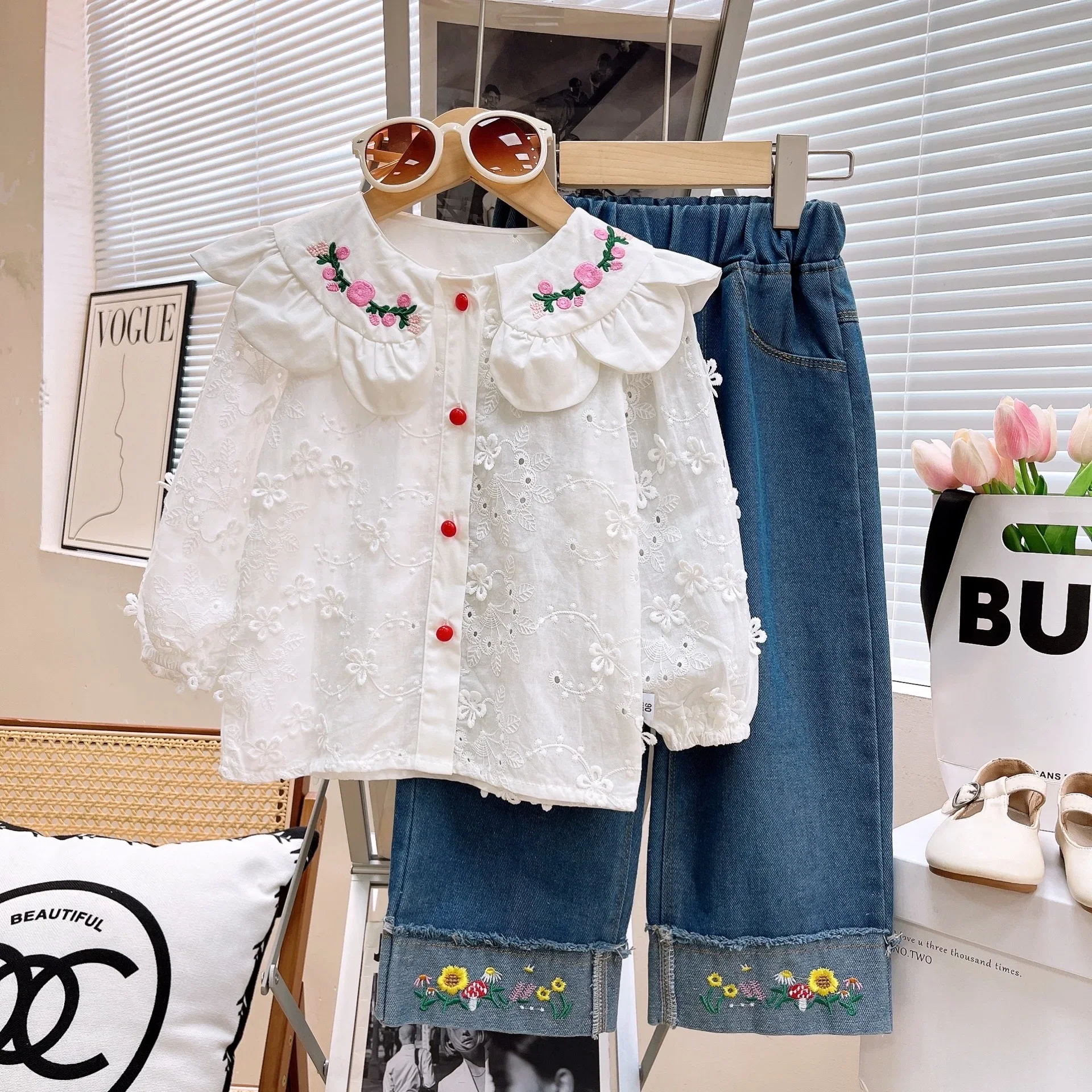 

Комплекты для девочек, весна-осень 2023, новая детская одежда, кружевная рубашка с цветочной вышивкой + прямые джинсы с цветочной вышивкой