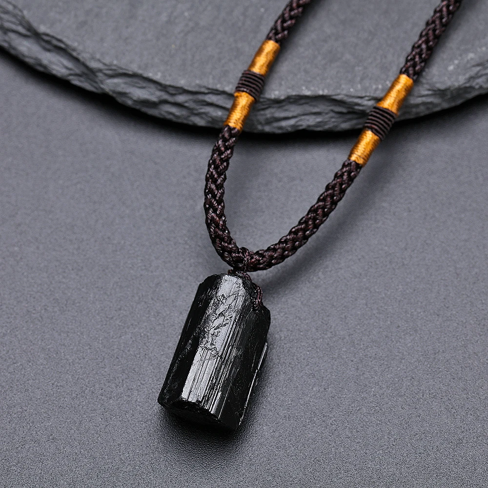 Collar de piedra de turmalina negra Natural, colgante de piedra negra, regalo de moda, turmalina de piedra Natural, colgante Original para hombre al azar