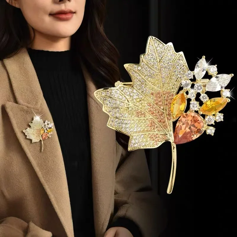 Retro Hollow Maple Leaf Brooch Unisex Fashionable and Versatile Rhinestone Maple Leaf Corsage Pin To Fix Clothing Accessories