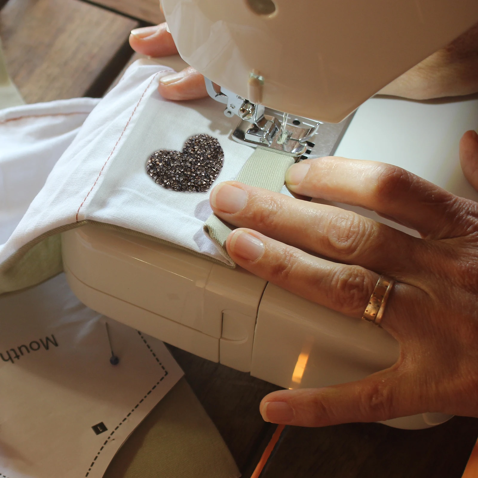 

12pcs Heart Rhinestone Patches Diy Cloth Appliques Iron-On Clothing Repair Decoration Shiny Garment Accessories For T-Shirts