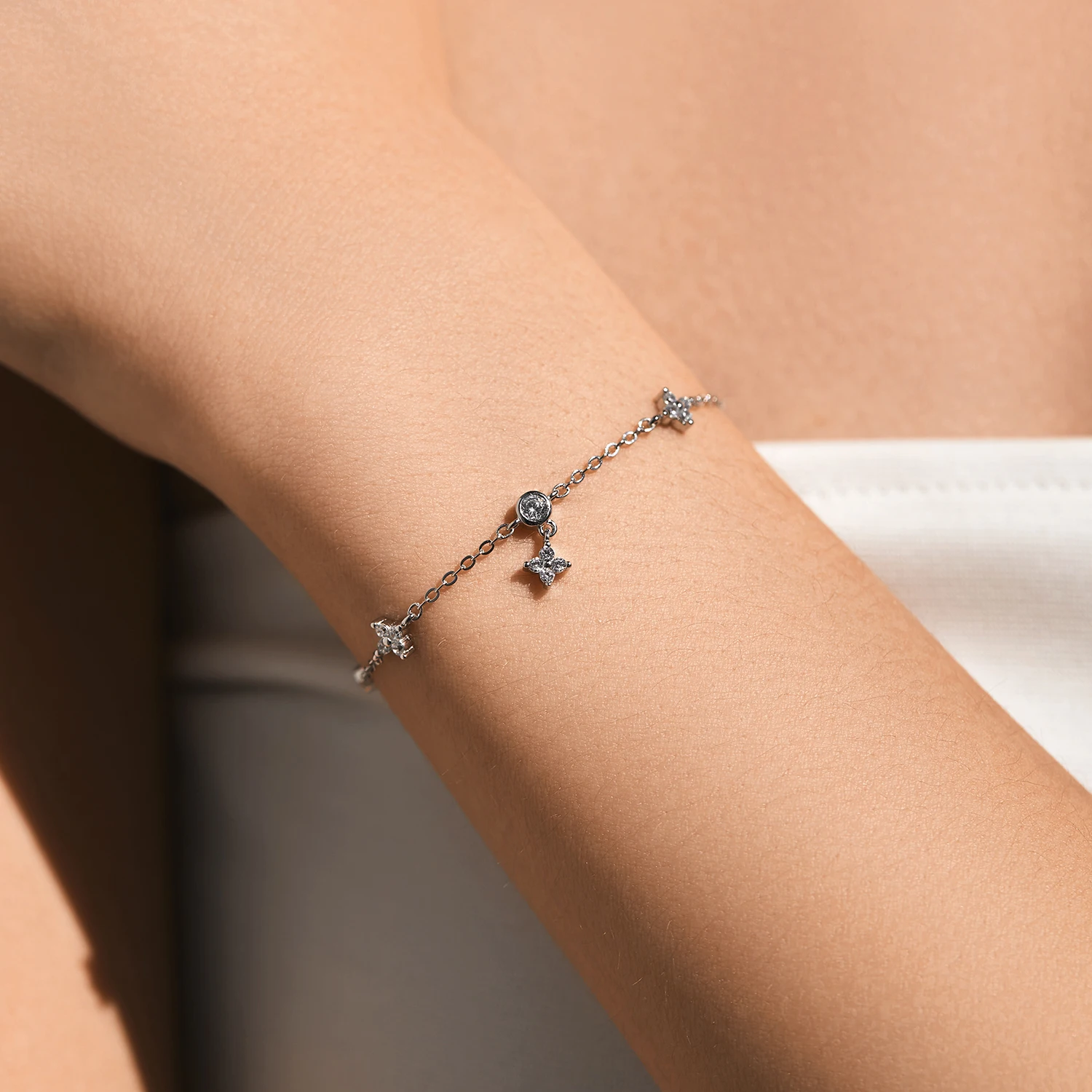 MODIAN Sparkling CZ Bracelet 925 Sterling Silver Delicate Four Leaf Clover Charm Bracelet For Women Fine Jewelry Vacation Gift