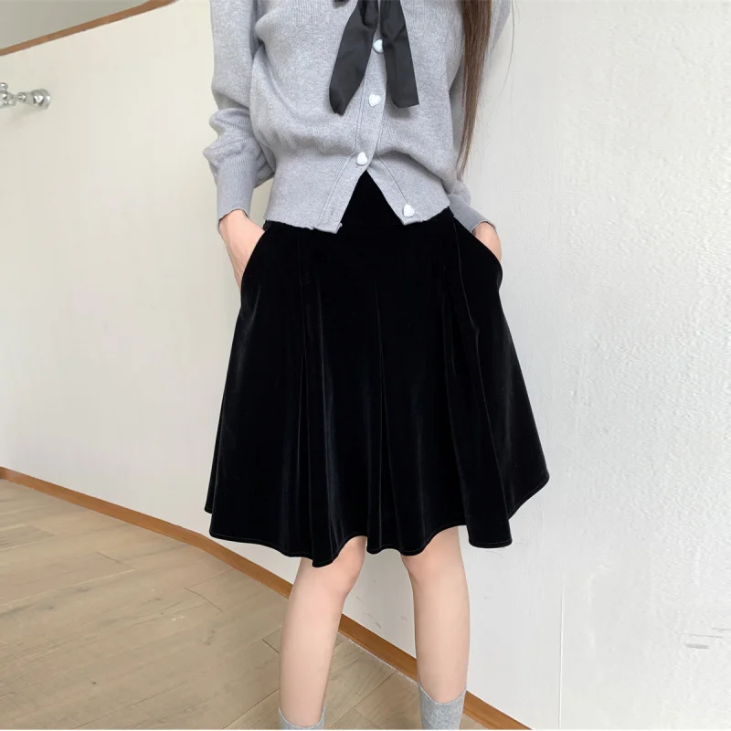 

Women's velvet short skirt, new autumn and winter high-waisted, hip-coveringaA-line skirt for petite women, suitable for commuti