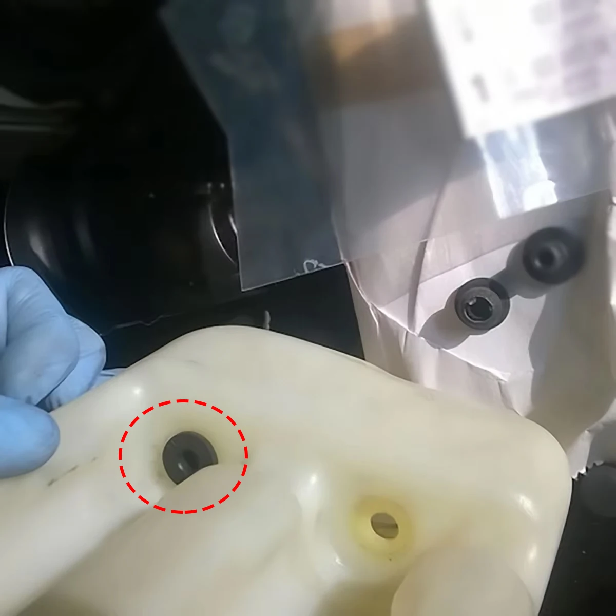3pcs For BMW E93 N54 07-10 Washer Pump Grommet Windscreen Windshield Headlight Rubber Seal Gasket Reservoir Water Bottle Leaking view 5