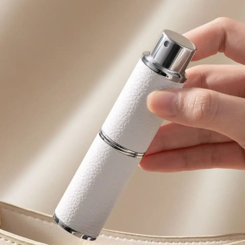 Atomizzatore di profumo riutilizzabile da 8 ml Mini bottiglia spray vuota in pelle di fascia alta Fodera in vetro Tipo pressa rotante Contenitori cosmetici