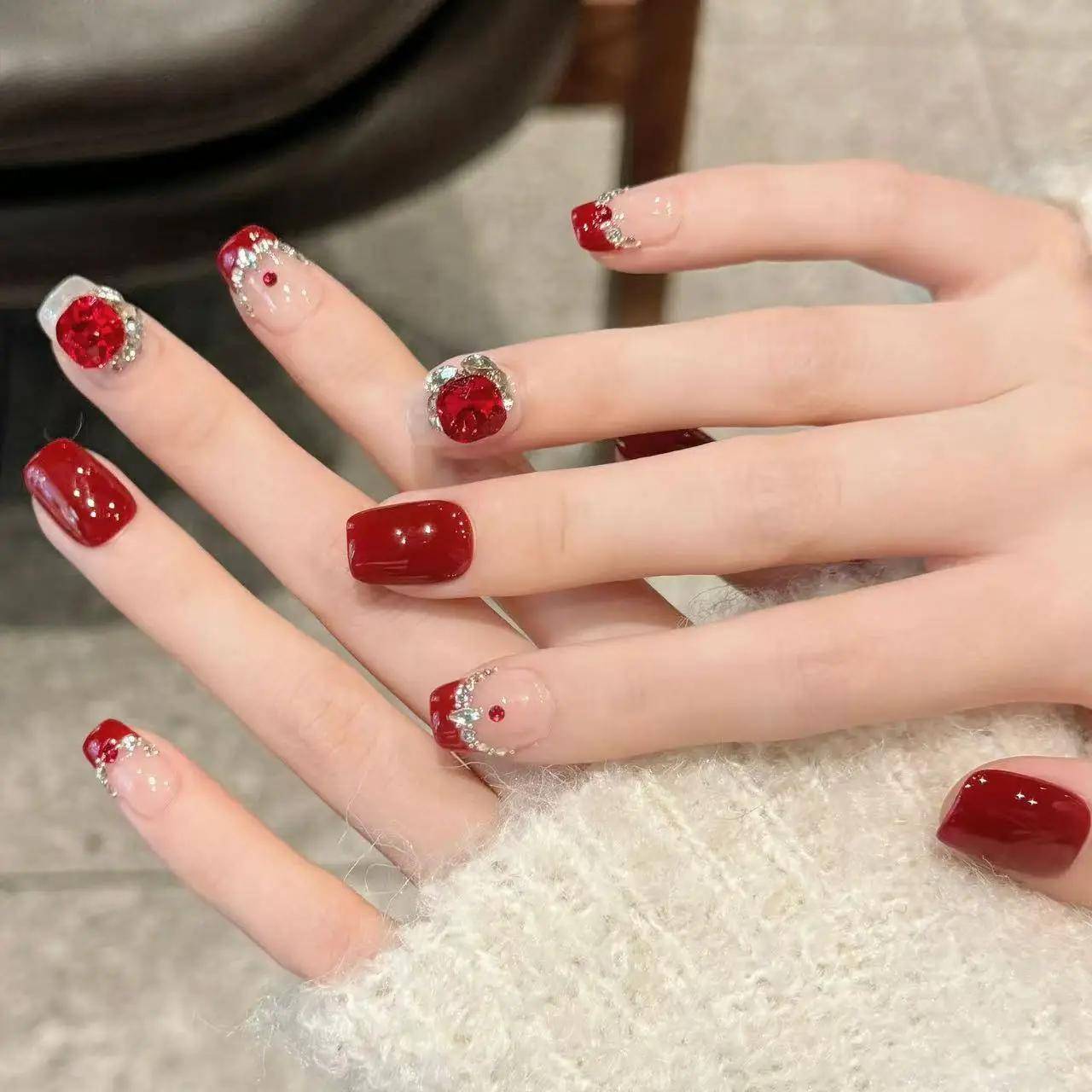 10 قطع من الأظافر المزيفة المصنوعة يدويًا باللون الأحمر القصير، رقع تزيين أظافر قصيرة حمراء فاخرة خفيفة