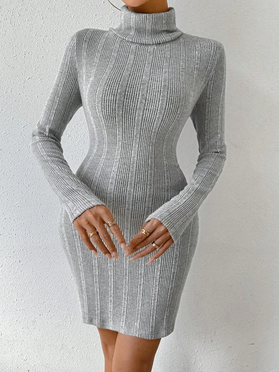 Explosives graues Rollkragenpullover-Strickkleid für Herbst und Winter mit entkernten Streifen