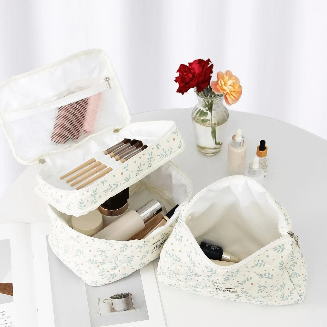 Large Capacity Handheld Floral Cosmetic Bag Casual Lady Portable Stitched Flower Ins Travel Bag For Organizing Make-Up