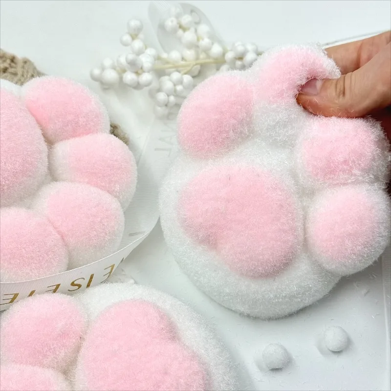 Plastikversion der riesigen Katzenpfote