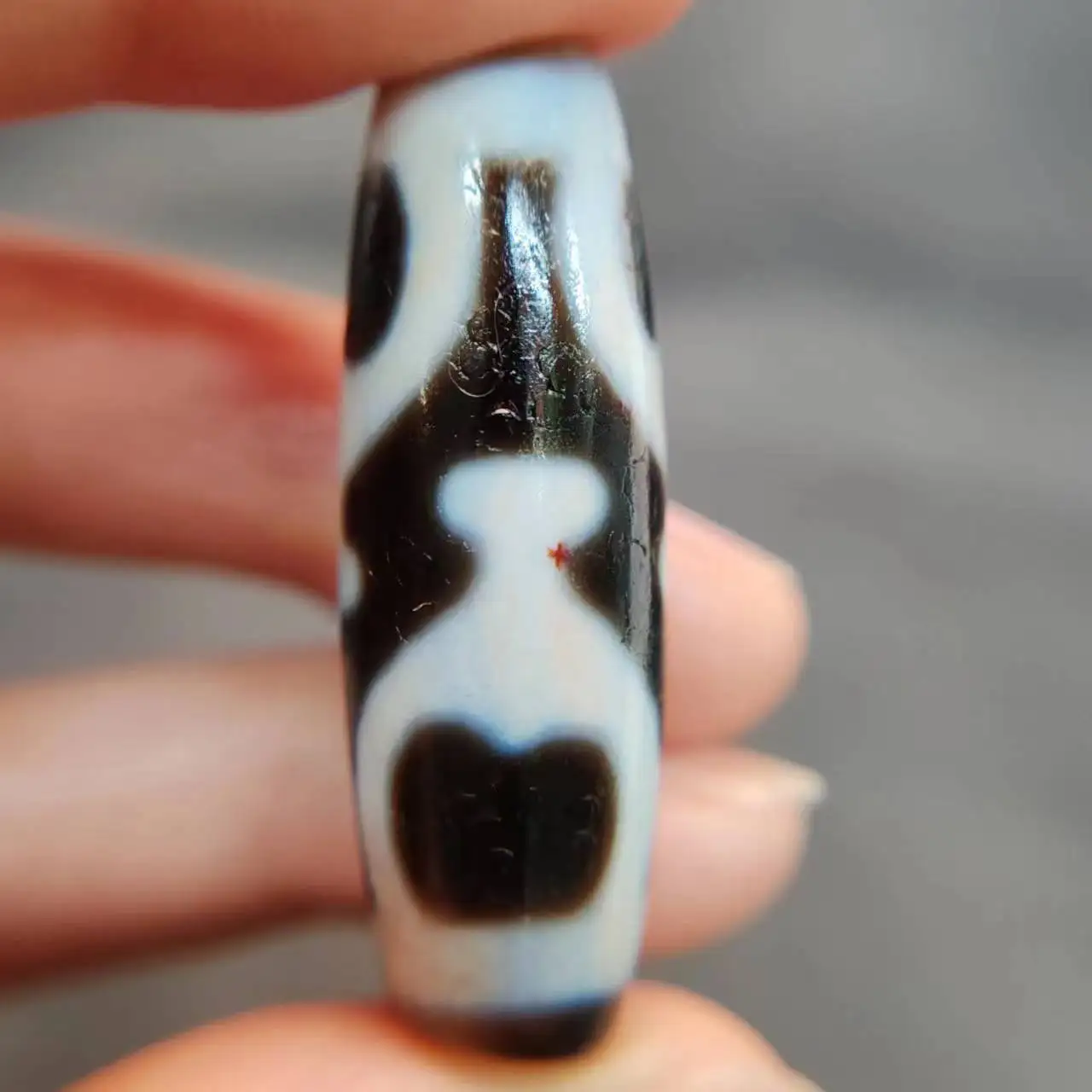 1pcs/lot natural treasure bottle pattern old agate dzi Black and white Weathered horseshoe lines Old handmade beads Rare breeds