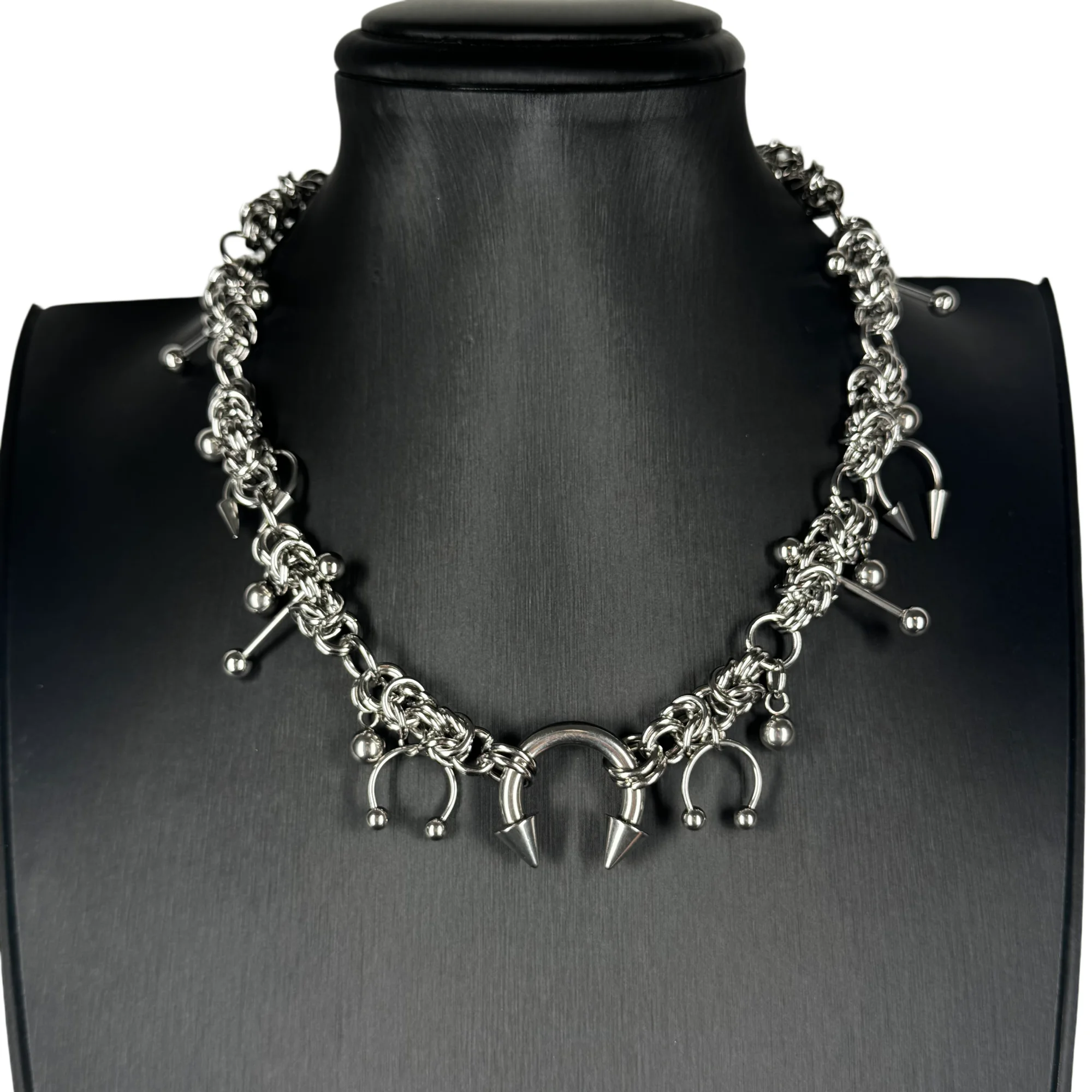 Gothic Punk Spike Horseshoe Choker Halskette aus Edelstahl, klobige geflochtene Kette, edgy Statement-Schmuck für Damen & Herren – Detail 2