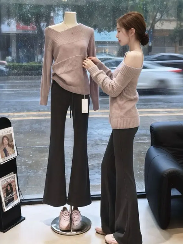 

Ретро-комплект из свитера с открытыми плечами и расклешенных брюк: удобный и модный осенний комплект для женщин