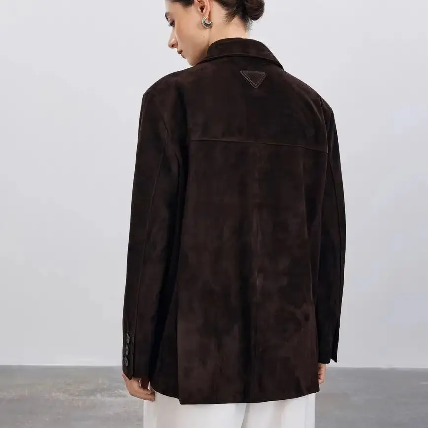 سترة كلاسيكية من جلد الغزال القهوة للنساء 2025 سترة جديدة عالية الإحساس فضفاضة كبيرة الحجم معطف نسائي غير رسمي ملابس الشارع