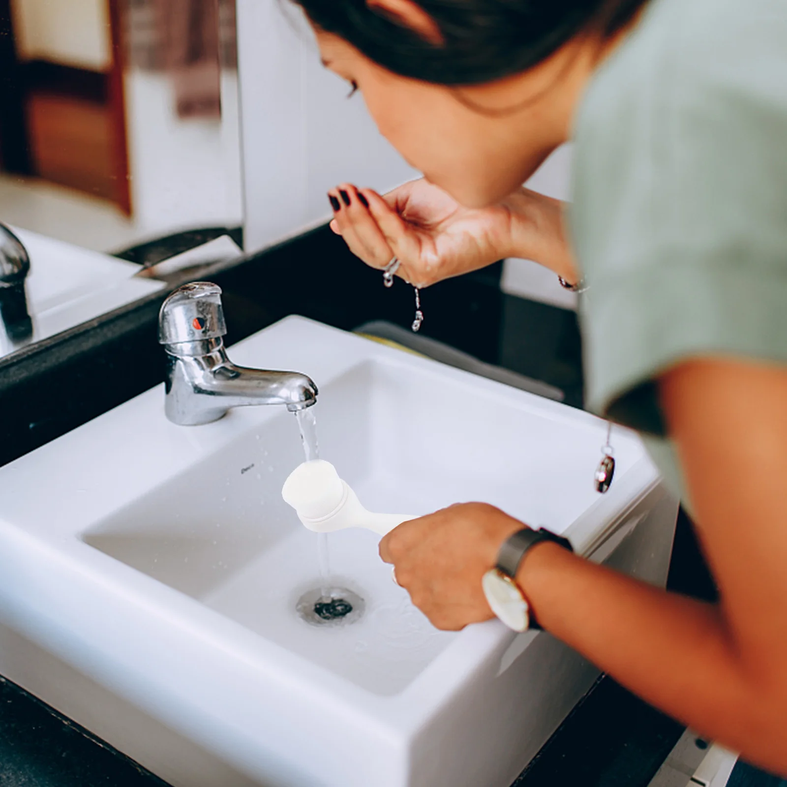 แปรงทำความสะอาดผิวหน้าแบบมือถือ เครื่องขัดผิวหน้าสำหรับผู้หญิง ทำความสะอาดรูขุมขนอย่างล้ำลึก ขัดผิว แปรงทำความสะอาดผิวหน้า