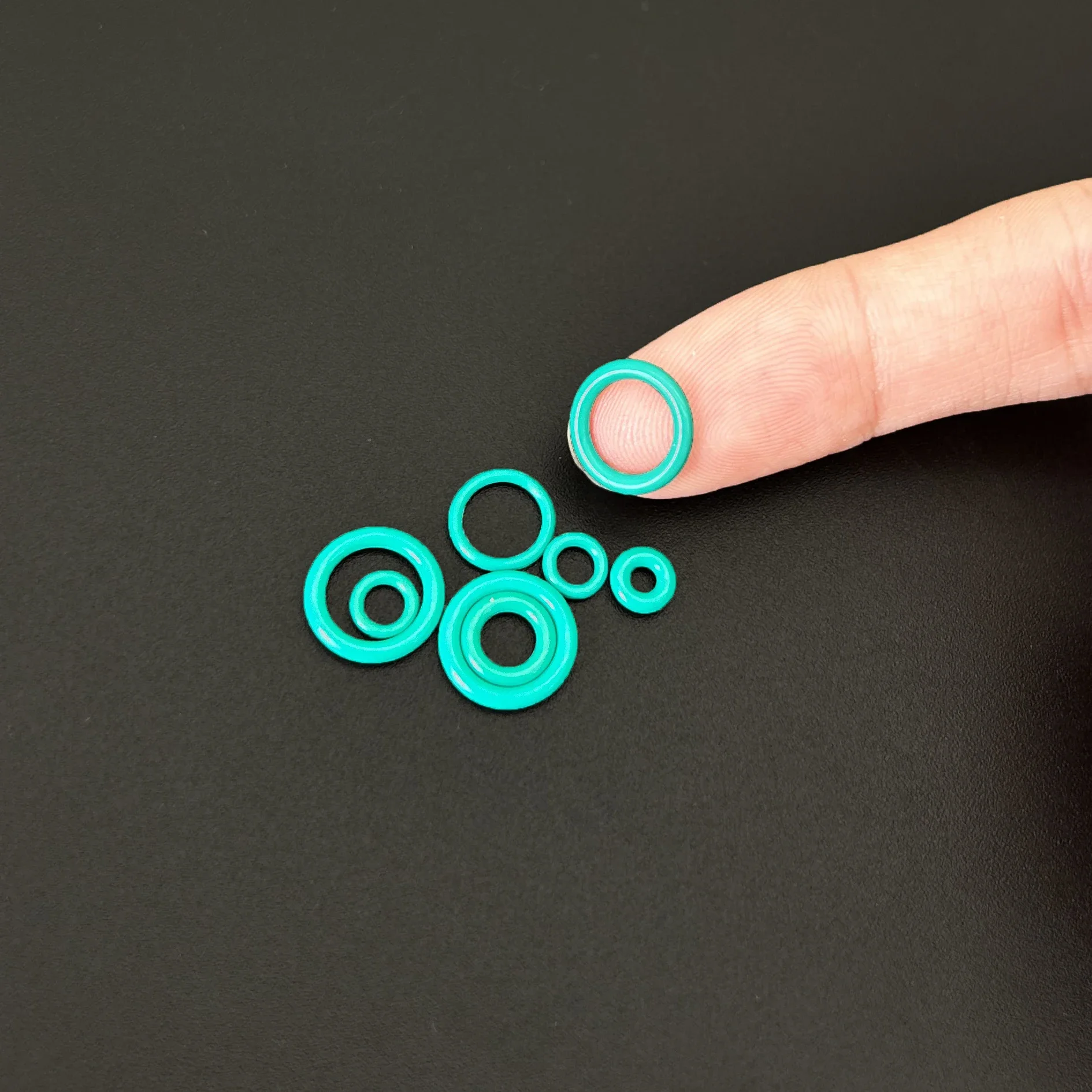 

High Performance FKM Green O-Ring Assortment Kit CS 1/1.5mm OD 4~10mm Chemical & Heat Resistant Fluororubber 250PCS Seal Gaskets