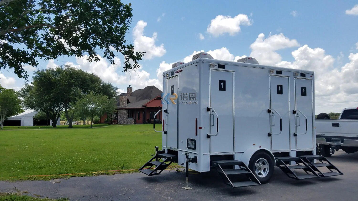 รถเทรลเลอร์ชักโครกเคลื่อนที่แบบเหยียบธรรมดาที่ดีที่สุดเคลื่อนย้ายได้และห้องอาบน้ำฝักบัวห้องน้ำสำเร็จรูปกลางแจ้ง