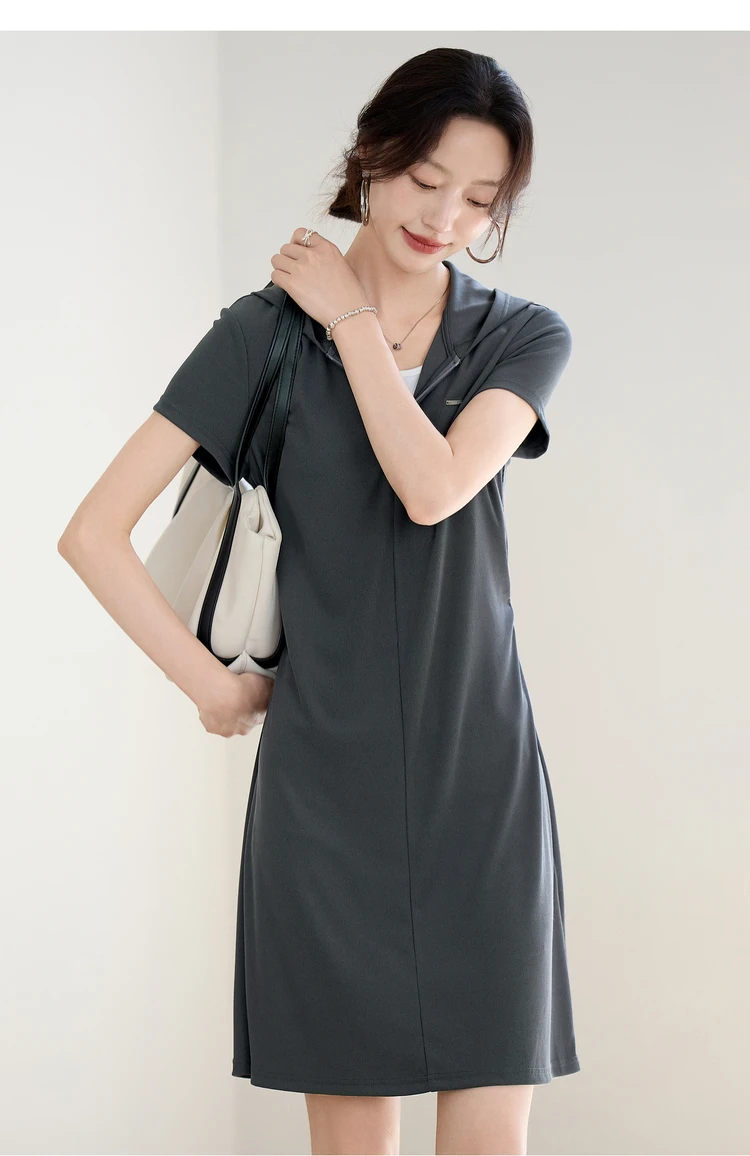 فستان SENTUBILA نسائي محبوك تي شيرت 2025 نمط رياضي صيفي فساتين بقلنسوة وأكمام قصيرة ملابس مكتب للسيدات 152LN1945