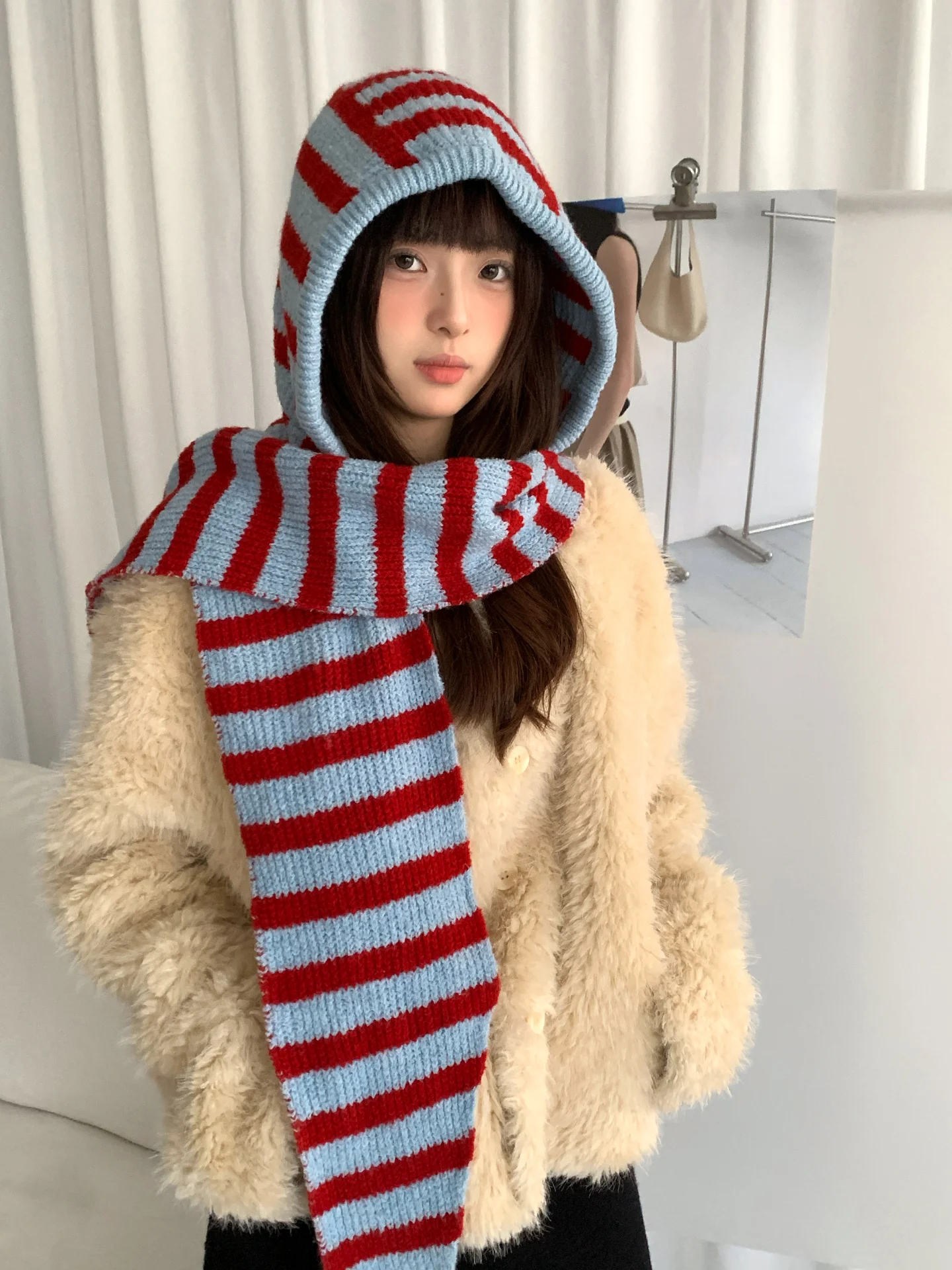 الصوفية الكورية نمط أبيض وأسود مخطط محبوك بالاكلافا للنساء شتاء دافئ سدادات حماية الأذن قبعة وشاح قطعة واحدة