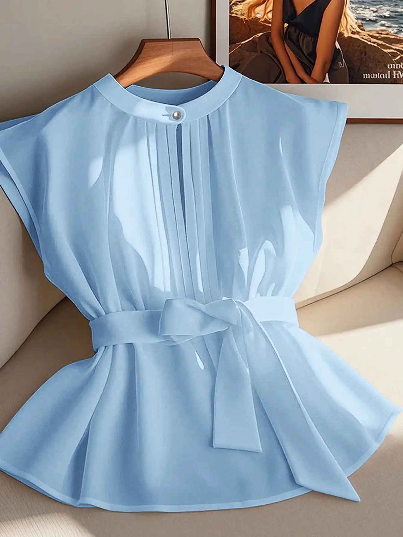 

Светло-голубая женская блузка с поясом-бантом, плиссированным лифом и рукавами «летучая мышь» для повседневной носки весной и летом
