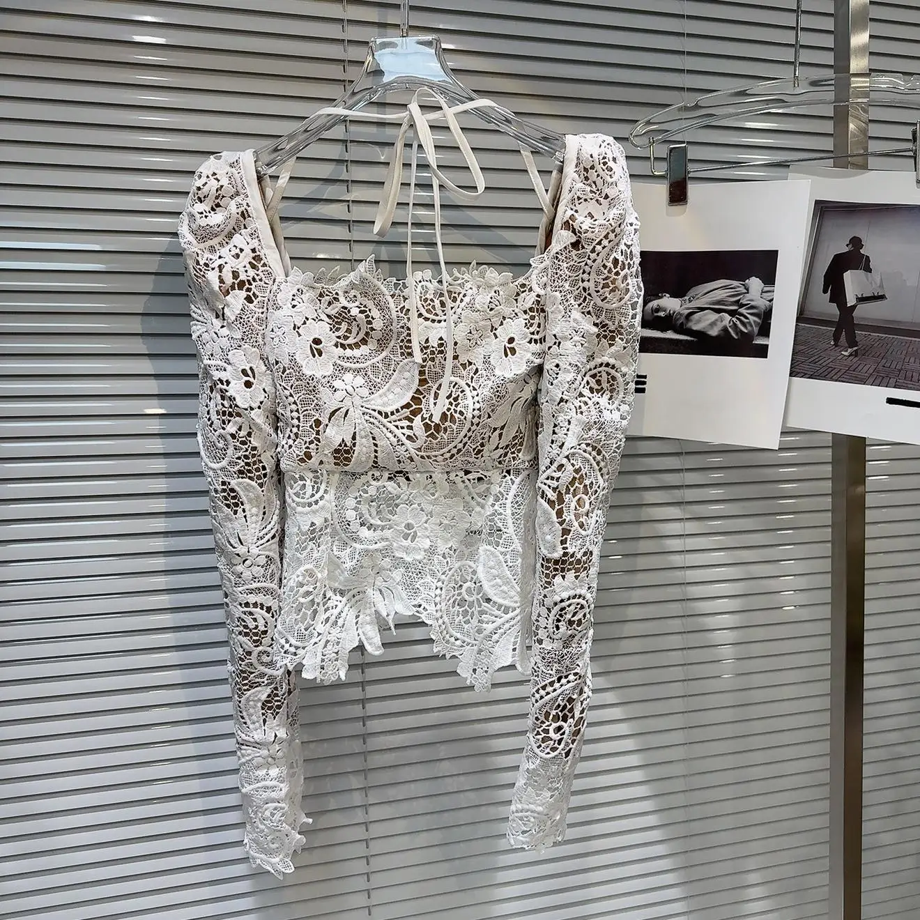 2022 Frühjahr neues Schnür-Neckholder-Haken-Blume-Blasenärmel-Spitzenhemd für kleine Frauen