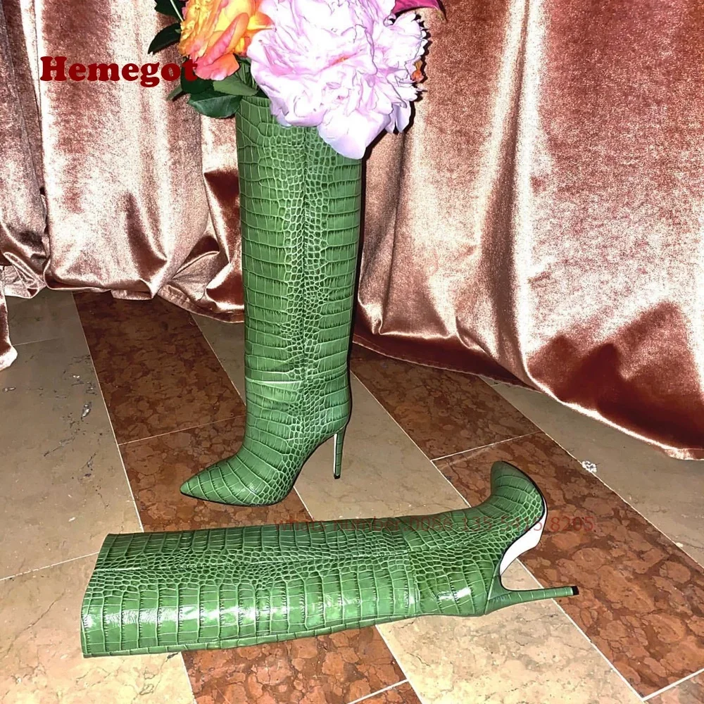 

Женские кожаные сапоги с тиснением, синие сапоги до колена на тонком каблуке, без застежки, с острым носком, блестящие сапоги большого размера