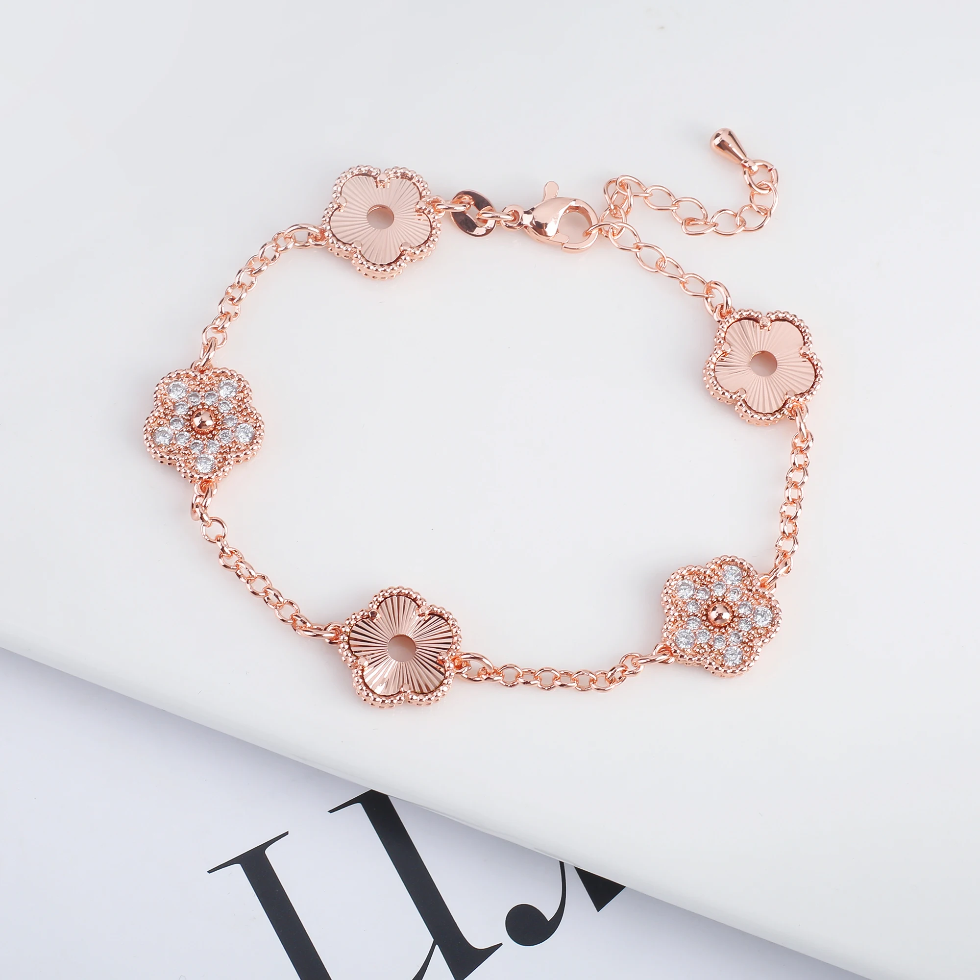 سوار معدني مزدوج الوجهين للنساء ، مرصع بالماس ، نبات مجوف ، زهرة خمس أوراق ، زهر البرقوق ، مجوهرات البرسيم ، تصميم جديد #2