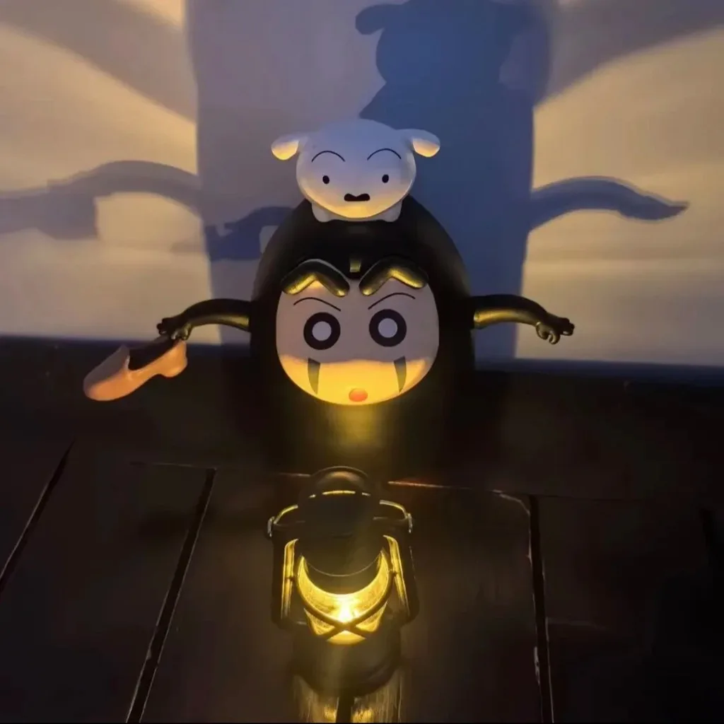 Nuevas Figuras de Anime de Crayon Shin-chan, Juguete de Dibujos Animados, Decoración, Hombre sin Rostro con Luz, Figura de Acción, Regalo de Halloween para Niños y Niñas