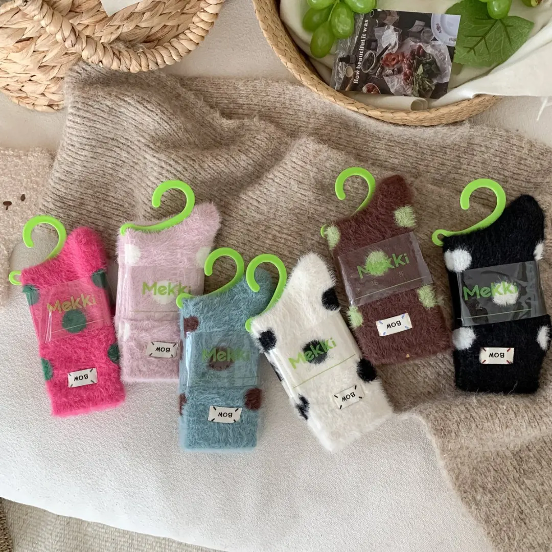 الجوارب النسائية الكورية البولكا نقطة الحلو تنوعا Kawaii منتصف جوارب أنبوبية الشتاء سميكة أفخم الدافئة المنك الصوف جوارب يمكن السير بها على الأرض لفتاة