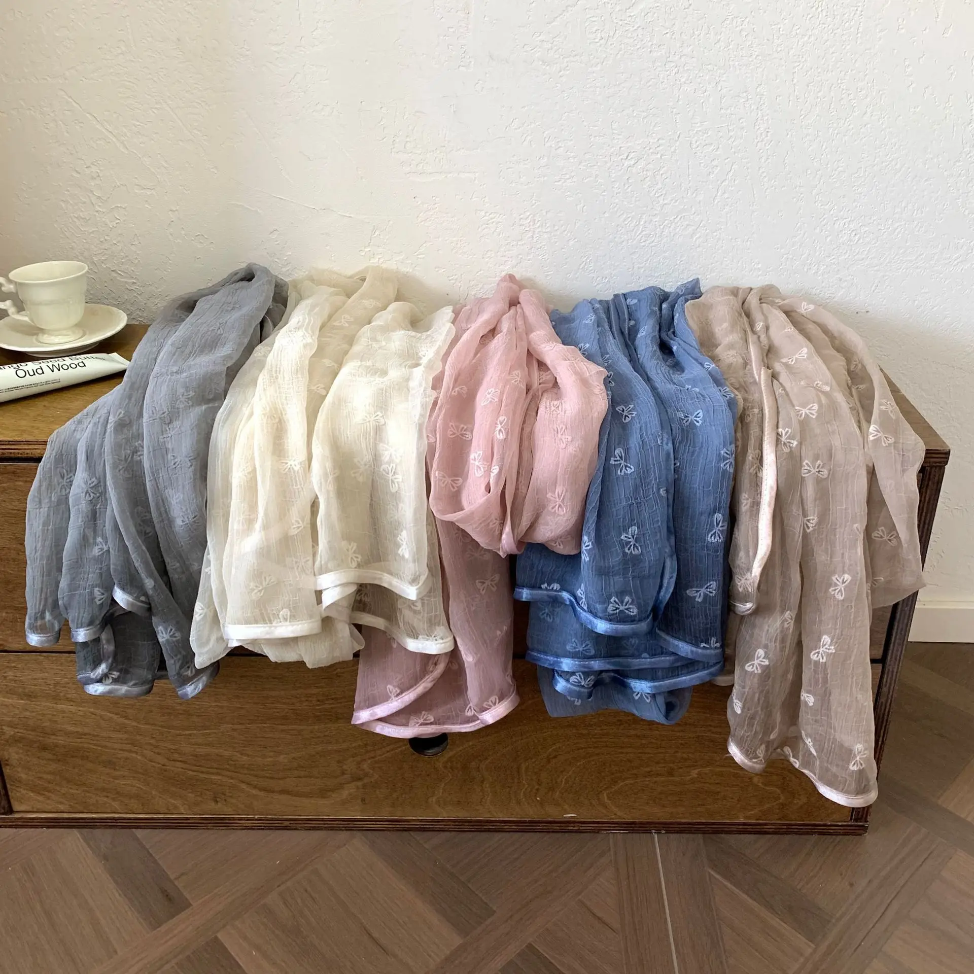 

Элегантный женский мягкий шарф с бантом — легкая дышащая солнцезащитная накидка, универсальная для весны и осени