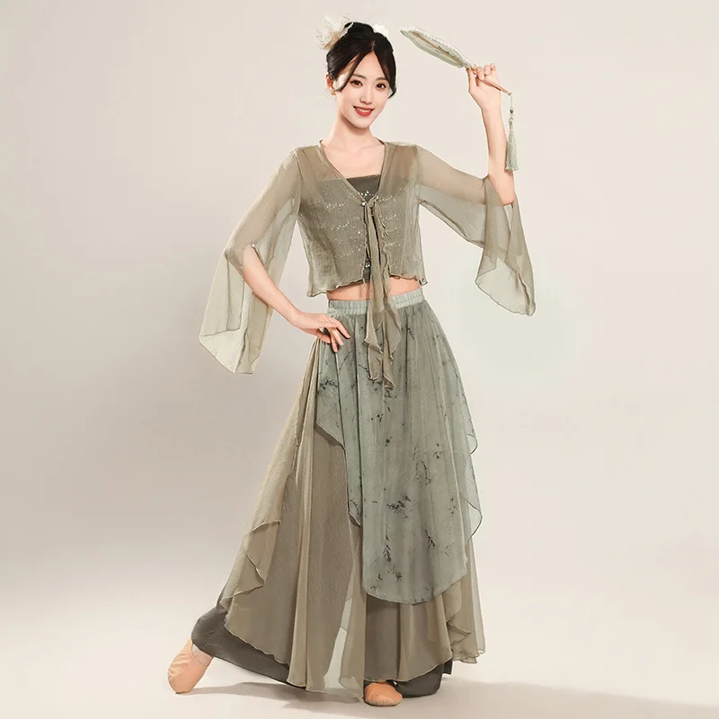 Klasyczne kostiumy do tańca, starożytne ubrania z gazy, cekinowe szelki, eleganckie kuloty z tuszem, chińskie ćwiczenia ciała do tańca