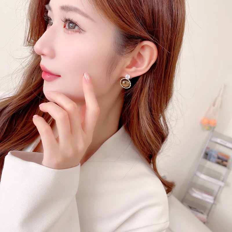 Simple and elegant earrings, exquisite and niche amber trendy women's earrings s925 silver needle round pearl stud earrings