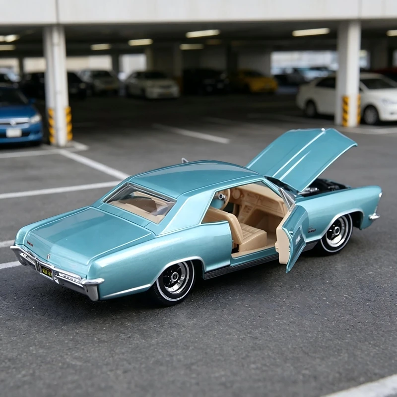 

Maisto 1:26 simulation Buick Riviera Gran Sport alloy car model doors and hood can be opened suitable for collection