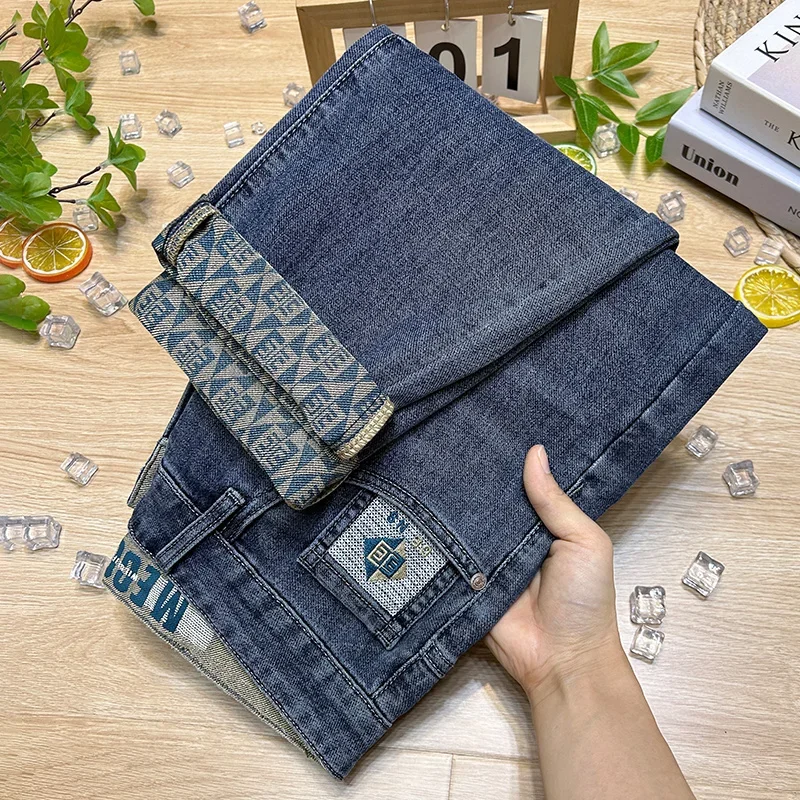 2025 الرجال الصيف طباعة عادية رقيقة مستقيم الساق الجينز مرونة الخصر فضفاضة تناسب الأسود الدنيم السراويل الشباب العصرية سراويل طويلة