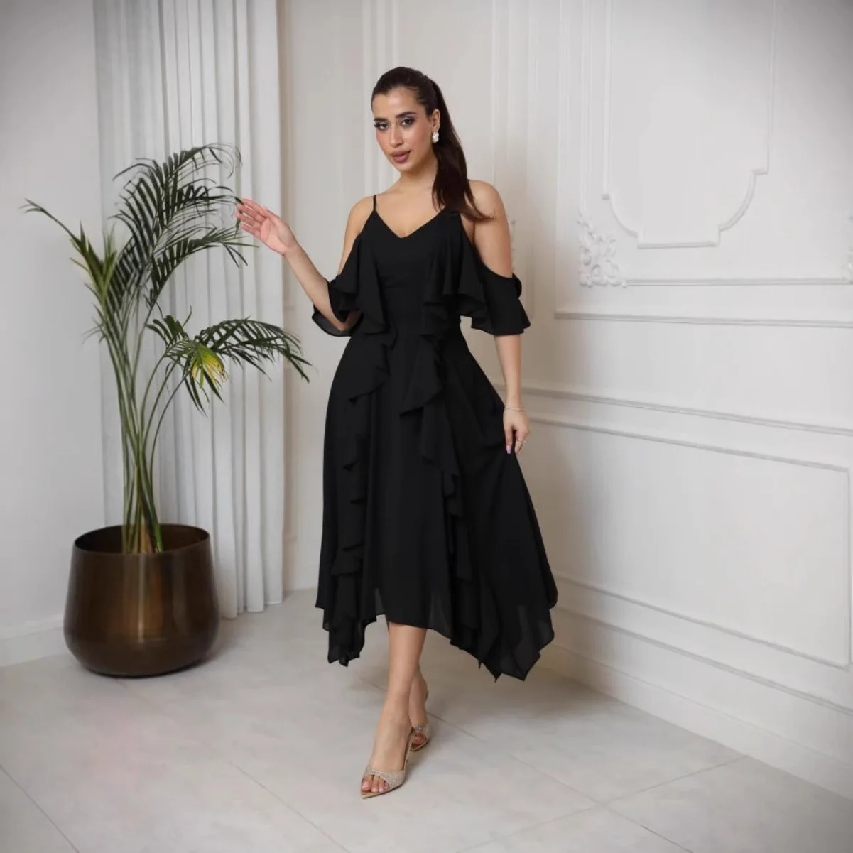 เดรสสายเดี่ยวทรงแคมิสสำหรับผู้หญิง คอลึก ทรงเข้ารูป ใส่สบายสำหรับฤดูร้อน ดีไซน์เปิดไหล่ คอวี สายเดี่ยว เอวสูง กระโปรงบานใหญ่ แต่งระบาย