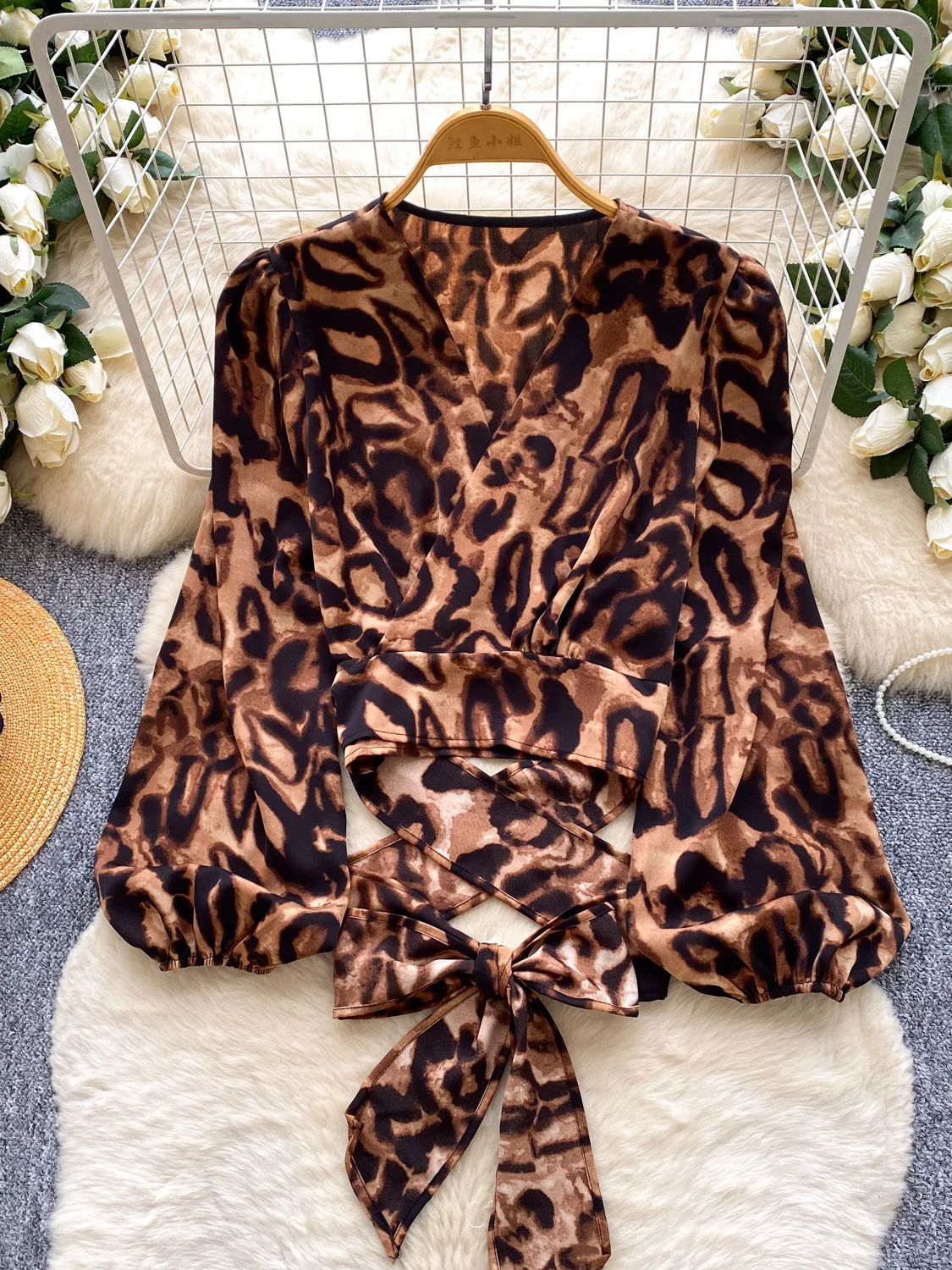 ユニークなヒョウ柄のゆったりとしたロングスリーブの女性用トップス、デザインセンセーション、ウエストシェイプベルト付き、通勤にも使えるファッショナブルなスリムトップス