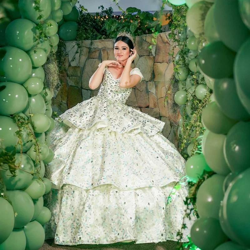 光沢のあるミントグリーンのキンセアニェーラドレス、オフショルダー、スパンコールデカール、チュールレイヤリング、キンセアニェーラ用ドレス ﻿ カスタマイズされた