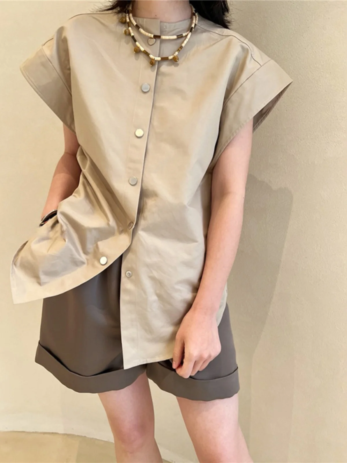 

Повседневный свободный комплект: укороченный кардиган с круглым вырезом, модные универсальные шорты с широкими штанинами и женский жилет.