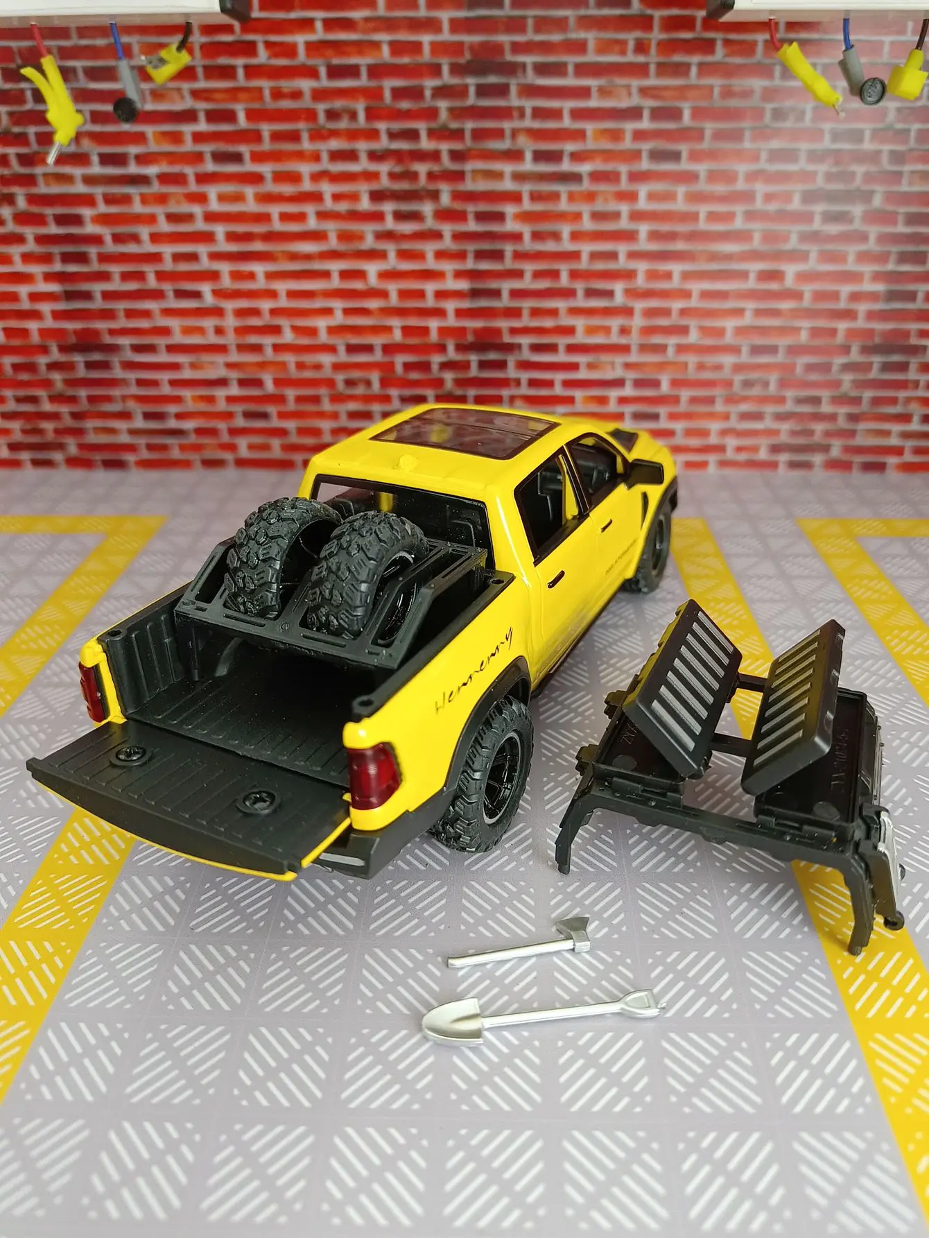 1: 32 دودج ماموث شاحنة بيك اب على الطرق الوعرة مركبة سبيكة نموذج الأبواب يمكن فتحها لديها محاكاة وظائف الصوت والإضاءة #1