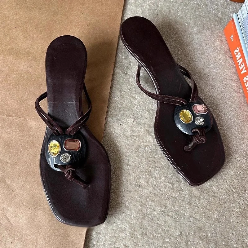 

Новинка лета 2024, женские коричневые шлепанцы с квадратным носком, на каблуке «котенок», со стразами, повседневные женские пляжные уличные тапочки в стиле ретро