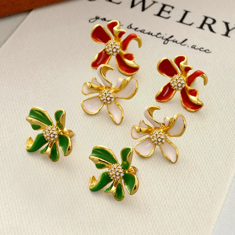 

New French Retro Light Luxury Metal Flower Clear Rhinestone Niche Design Fashion Internet Famous Temperament Earrings for Women