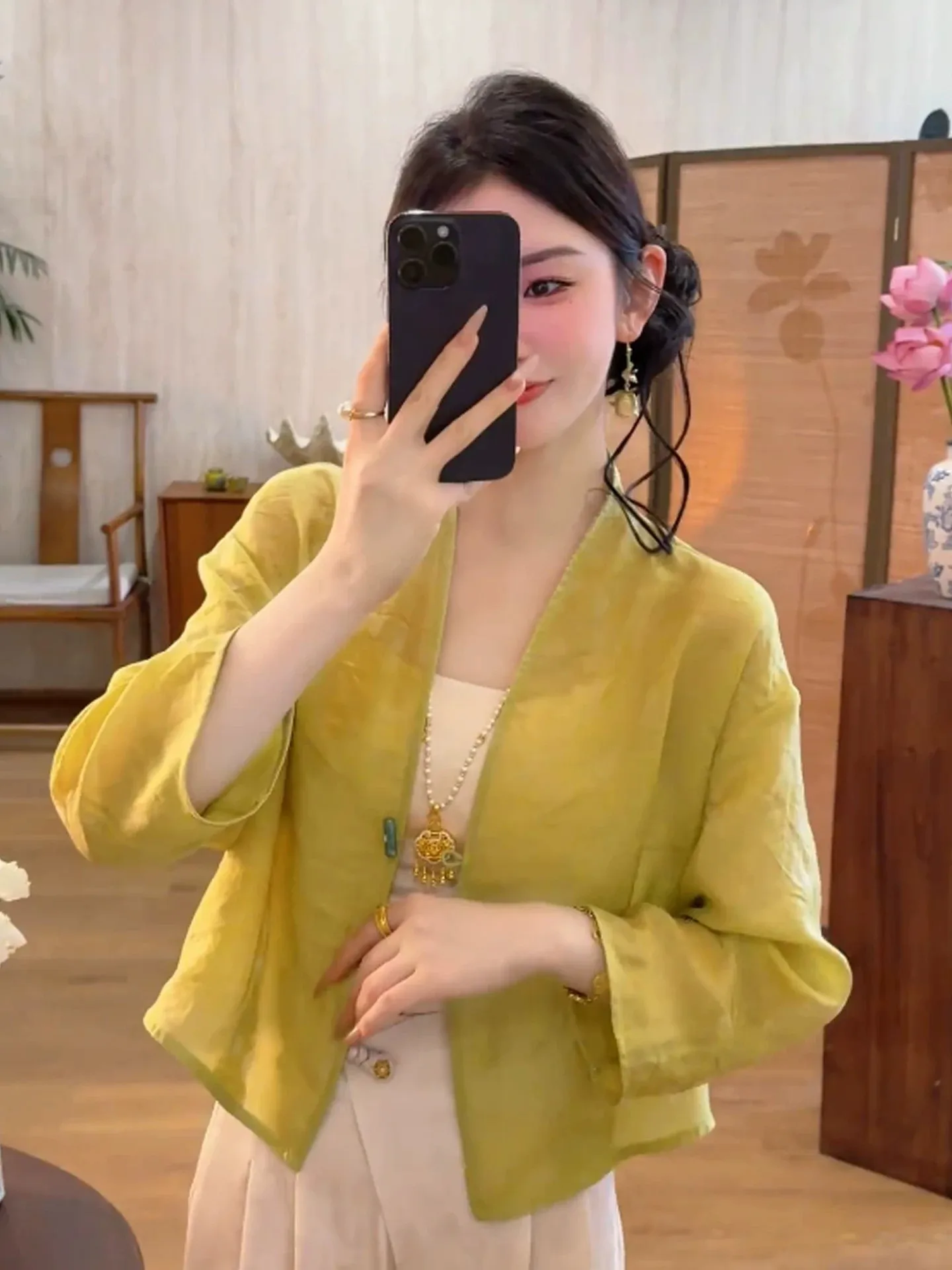 

Elegant Embroidered Silk Women's Summer New Loose Fit Lightweight Sun Protection Outerwear Short Coat V-Neck Long Sleeve