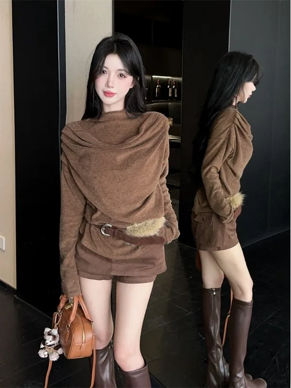 

Женская базовая рубашка свободного кроя в стиле оверсайз с воротником-стойкой, асимметричными складками и поясом Nicole Rose, Зима 2025