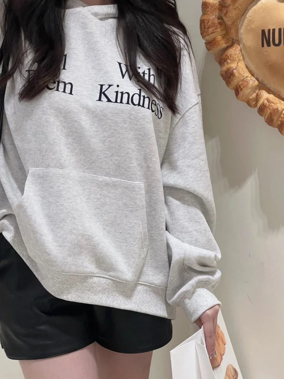 

2024, новая свободная толстовка с капюшоном в американском стиле ретро, женская толстовка с капюшоном, тканевая шляпа с другой буквенным узором, корейская одежда для поездок на работу...